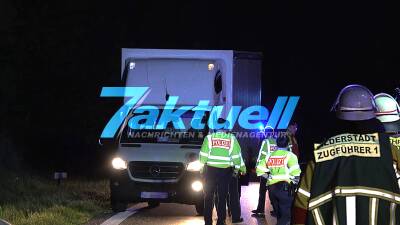Klein-LKW gefährdet Rettungskräfte! - Schwerer Unfall auf der B312 - Audi-Fahrer schwer verletzt - Audi prallt gegen Brückenpfeiler