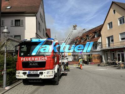 Großbrand in Altstadt von Waldenbuch - Feuer von historischem Haus greift auf weiteres Fachwerkhaus über - 1 Hund tot