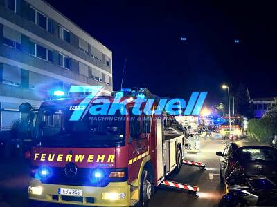 Feuerwehr rettet 34 Personen mit 2 Drehleitern von Balkonen - Brand durch Unrat im Treppenhaus - Fluchtweg versperrt