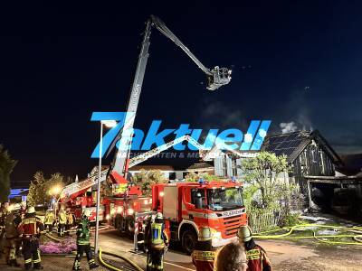 E-Fahrzeug unter Carport mit starkem Flammenschlag benötigte viel Löschwasser - Feuer greift aus 2. PKW und aufs Haus über, ganzes Haus brennt