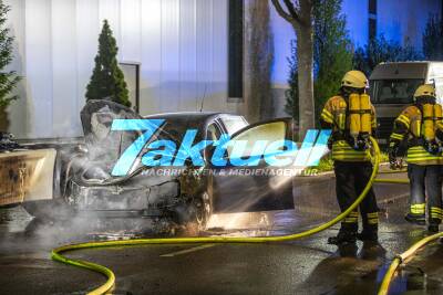 VW Polo gerät während der Fahrt in Brand und brennt aus