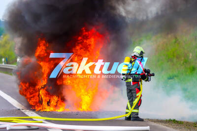 PKW in Vollbrand auf der A10 - Zwei Personen retten sich rechtzeitig