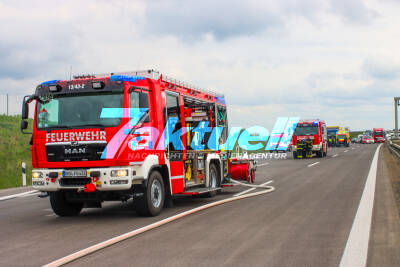 PKW in Vollbrand auf der A10 - Zwei Personen retten sich rechtzeitig