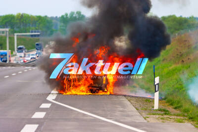 PKW in Vollbrand auf der A10 - Zwei Personen retten sich rechtzeitig