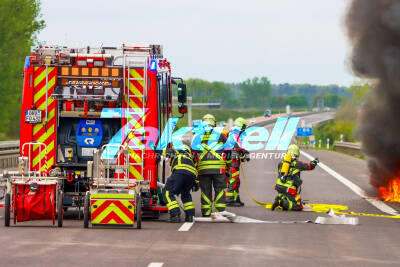 PKW in Vollbrand auf der A10 - Zwei Personen retten sich rechtzeitig