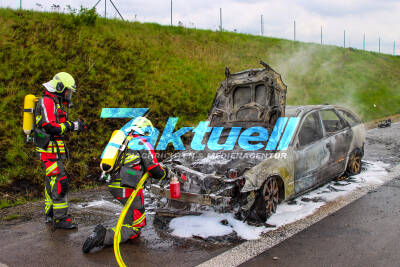 PKW in Vollbrand auf der A10 - Zwei Personen retten sich rechtzeitig