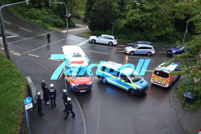 Unfall in Stuttgart-Süd - PKW überschlagen  in der Bopserwaldstraße - Vier Fahrzeuge beschädigt - Hoher Sachschaden