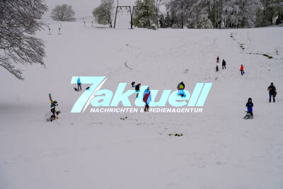  Wintereinbruch Mitte April - 10 Tage vor Wonnemonat Mai - Schneeflocken statt Maiglöckchen - Schwäbische Alb wird zum Winterwunderland - 3 O-Töne
