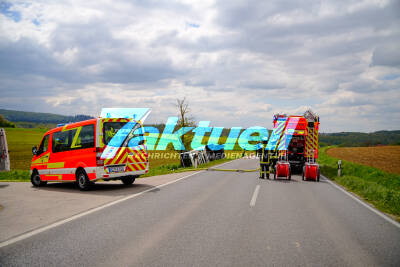Ein mit Heizöl beladener Tanklaster kommt von der Straße ab und gekippt um - Fahrer schwer Verletzt + Drohnenaufnahmen 