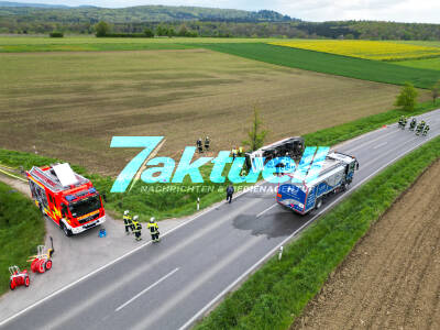 Ein mit Heizöl beladener Tanklaster kommt von der Straße ab und gekippt um - Fahrer schwer Verletzt + Drohnenaufnahmen 