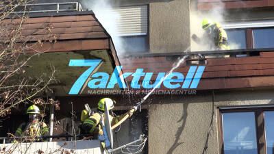 Fritteuse auf Balkon in Brand geraten - Inventar, Balkontüren und Wandverkleidung fangen Feuer