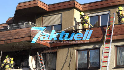 Fritteuse auf Balkon in Brand geraten - Inventar, Balkontüren und Wandverkleidung fangen Feuer