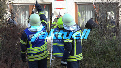 Fritteuse auf Balkon in Brand geraten - Inventar, Balkontüren und Wandverkleidung fangen Feuer
