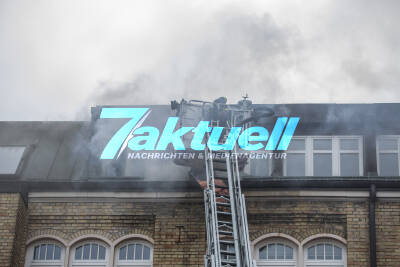 Brand im Bürokomplex - Feuerwehr Stuttgart mit 2 Drehleitern im Einsatz