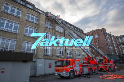 Brand im Bürokomplex - Feuerwehr Stuttgart mit 2 Drehleitern im Einsatz