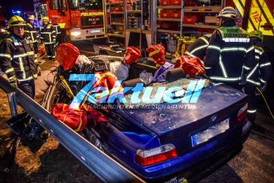 Schwerer Frontalcrash bei Überholmanöver auf der B35 Graben-Neudorf: Fahrer schwer verletzt eingeklemmt