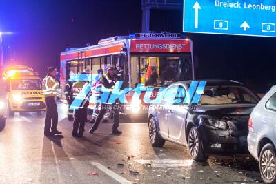 Schwerer Unfall auf A8: Qualmendes Pannenfahrzeug behindert Sicht - 3 Fahrzeuge krachen aufeinander