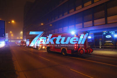Mülltonnen in Bürogebäude in Brand geraten