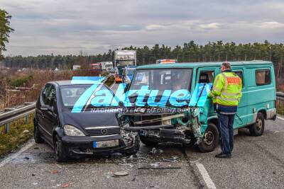 BMW bremst stark: Transporter kommt ins schleudern, kracht in den Gegenverkehr, 2 Verletzte in Graben-Neudorf
