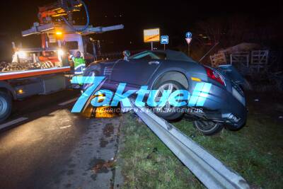 Junger Autofahrer fährt mit Chrysler zu schnell in die Kurve und landet auf Leitplanke