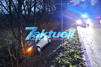 Fiesta verliert Kontrolle in S-Kurve, kommt von Fahrbahn ab und prallt gegen Baum