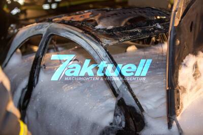 PKW brennt komplett aus: Feuerwehr muss Ford Ka mit Schaum fluten