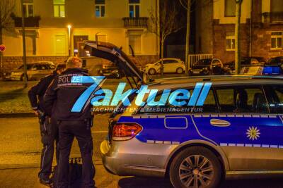 Polizei überwältigt verdächtigen Mann mit großem Rucksack im ZKM Kino Karlsruhe - Besorgte Kinobesucher sorgen für großen Polizeieinsatz