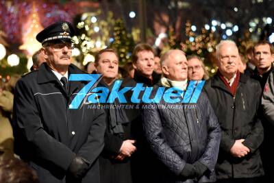 Weihnachtsmarkt Stuttgart - Ansprache OB Fritz Kuhn zur aktuellen Terrorlage, Polizeipräsident Franz Lutz mit dabei