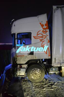 BAB8 / Niefern-Öschelbronn -  Lastwagen in Mittelleitplanke gelandet, aufwändige Bergungsarbeiten