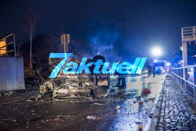 PKW kommt Fahrbahn ab, prallt gegen Betonmauer, überschlägt sich und steht sofort in Vollbrand