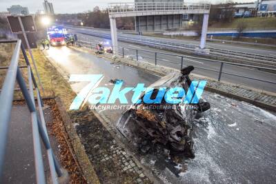 PKW kommt Fahrbahn ab, prallt gegen Betonmauer, überschlägt sich und steht sofort in Vollbrand