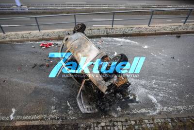 PKW kommt Fahrbahn ab, prallt gegen Betonmauer, überschlägt sich und steht sofort in Vollbrand