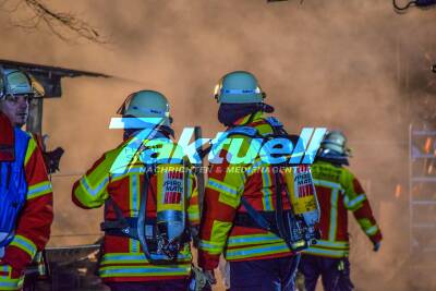 Grossbrand in Pferdestall: Alle Pferde können vor den Flammen gerettet werden - Feuerwehr Stutensee im Einsatz