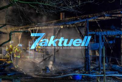 Grossbrand in Pferdestall: Alle Pferde können vor den Flammen gerettet werden - Feuerwehr Stutensee im Einsatz