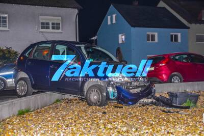 PKW schanzt in Vorgarten und rast Verteilerkasten um: 20-Jährige Fahrerin mittelschwer verletzt