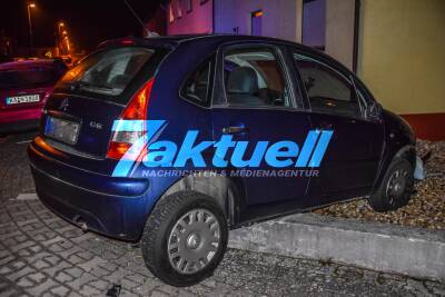 PKW schanzt in Vorgarten und rast Verteilerkasten um: 20-Jährige Fahrerin mittelschwer verletzt