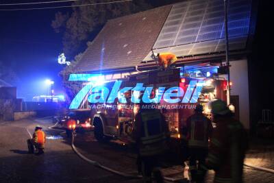 Dachstuhl einer angebauten Garage brennt aus