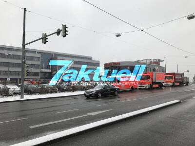 Stechender Geruch in Einkaufszentrum führt zu Feuerwehr-Großaufgebot