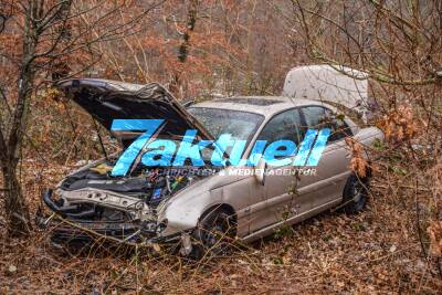 Schwerer Unfall bei Schneefall in Wiesental: PKW rast in den Wald, Fahrer schwer verletzt - Feuerwehr Waghäusel im Einsatz