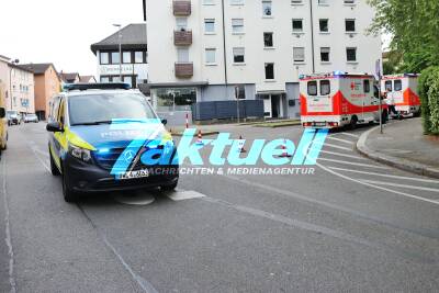 Schusswaffengebrauch bei Auseinandersetzung: 19-Jähriger feuert Schreckschusswaffe an Schulgelände ab - Großaufgebot der Polizei