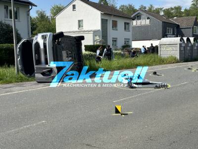 Frontalcrash Familienvan landet im Graben: 2 Personen und Hund durch Feuerwehr befreit