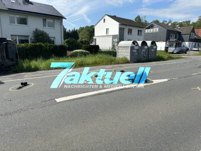 Frontalcrash Familienvan landet im Graben: 2 Personen und Hund durch Feuerwehr befreit