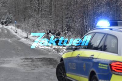 Glätteunfall: Toyota-Fahrerin kommt von Straße ab und landet auf dem Dach