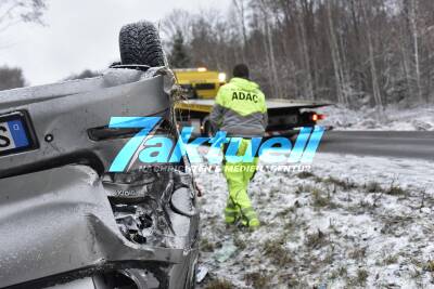 Glätteunfall: Toyota-Fahrerin kommt von Straße ab und landet auf dem Dach