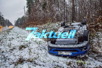 RLP: PKW überschlägt sich aufgrund Schneeglätte - Zeugen wollten helfen und verunfallen ebenfalls, 3 Verletzte bei Berg-Hagenbach