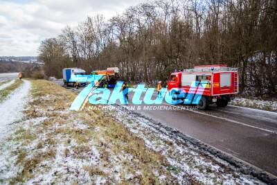 LKW rutscht wegen Schneeglätte auf Landstraße in den Graben