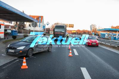 PKW fährt in abbremsenden LKW in Neckarsulm - Beifahrer schwer verletzt -  Rettungshubschrauber im Einsatz