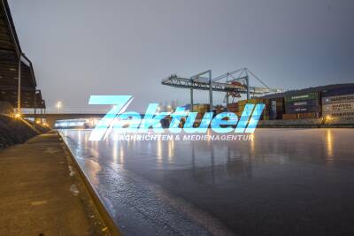 Stimmungsvoll bei Nacht: Zugefrorener Neckar am Hafen Stuttgart