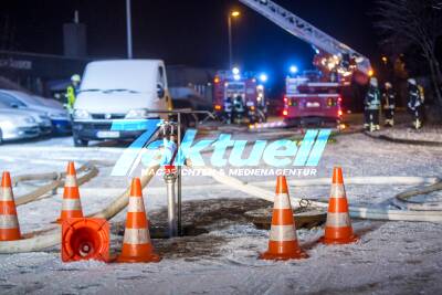 Großbrand bei Autohändler: Reifenlager und mehrere Fahrzeuge fangen Feuer - Feuerwehr kämpft bei eiseskälte und Schnee gegen meterhohe Flammen