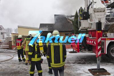 Gebäudevollbrand in Lingenfeld bei eisigen Temperaturen